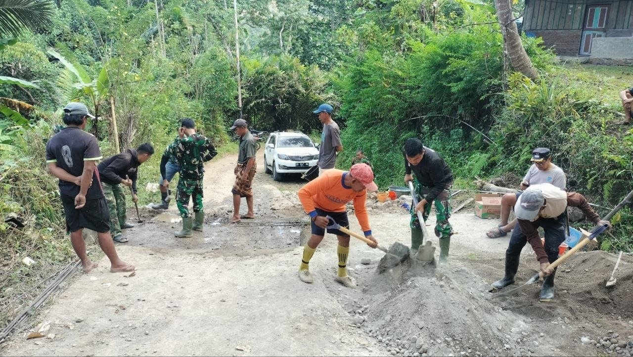 Kegiatan Serma Abidin dalam Peningkatan Fasilitas Dekker di Titik 5 untuk TMMD ke-129