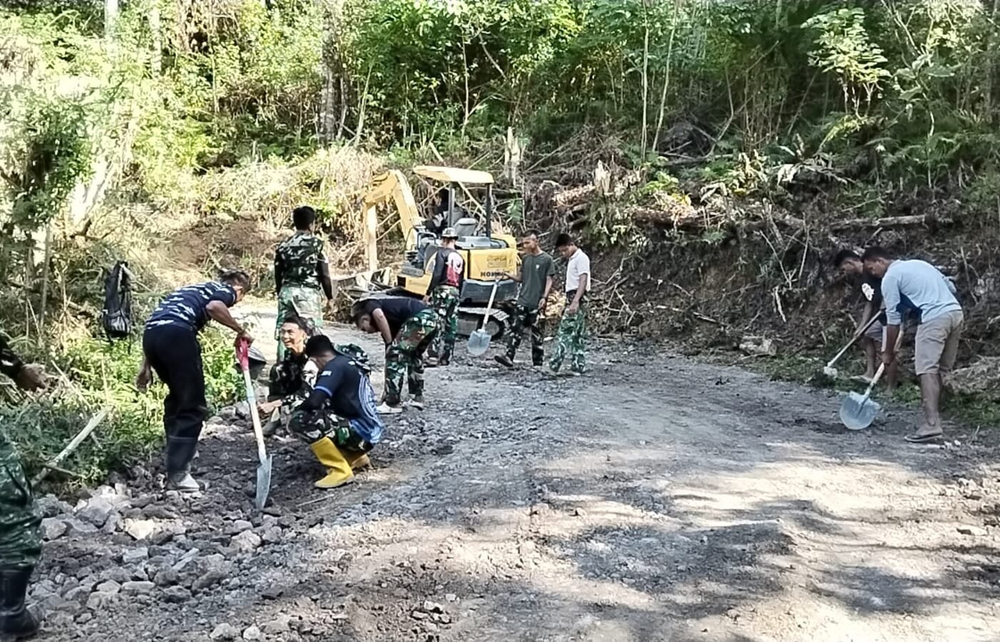 Kegiatan Gotong Royong Masyarakat dan TNI dalam TMMD ke-129