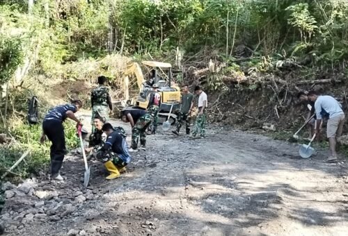 Kegiatan Gotong Royong Masyarakat dan TNI dalam TMMD ke-129