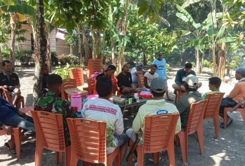 Kegiatan Komsos Koptu Agus Nawang dalam TMMD Pertama di Bone