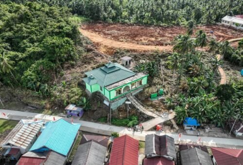 Pengecatan Dinding Masjid Desa Polewali: Upaya Satgas TMMD Ke-129 Meningkatkan Kualitas Sarana Ibadah