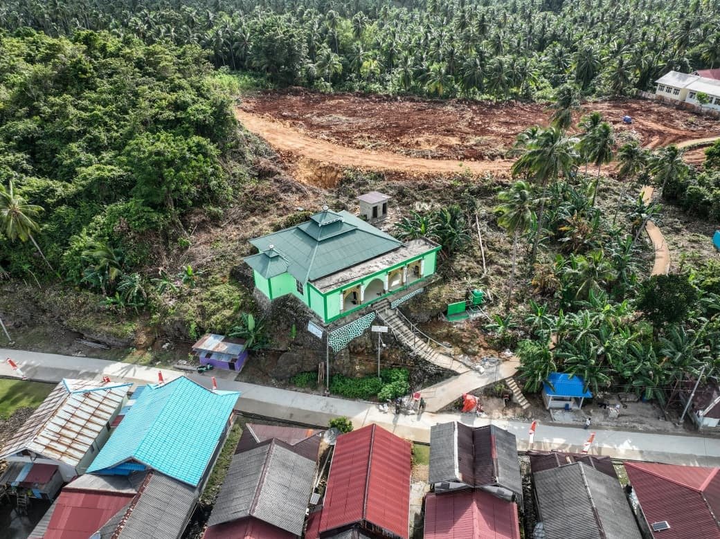 Pengecatan Dinding Masjid Desa Polewali: Upaya Satgas TMMD Ke-129 Meningkatkan Kualitas Sarana Ibadah