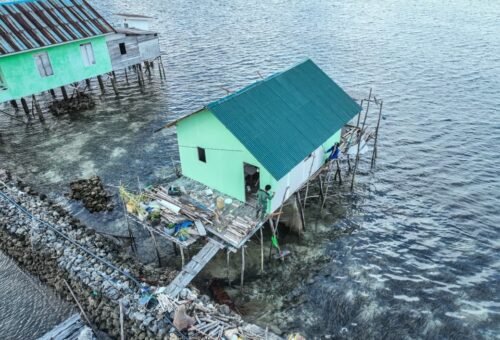 Pengerjaan Renovasi Rumah Bapak Nardianto oleh Satgas TMMD Ke-129 di Desa Polewali