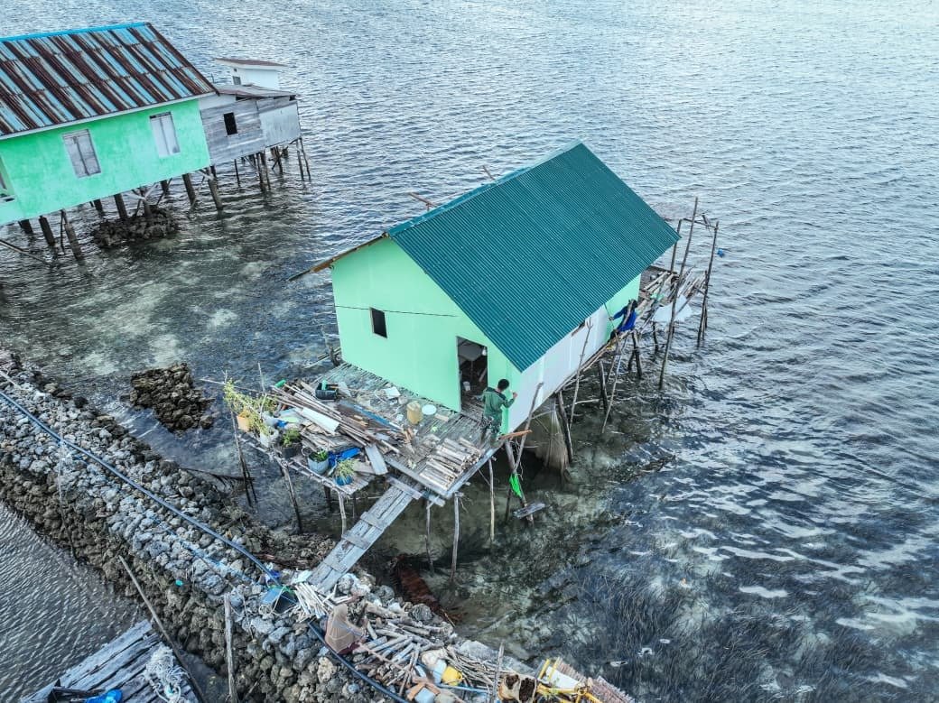 Pengerjaan Renovasi Rumah Bapak Nardianto oleh Satgas TMMD Ke-129 di Desa Polewali