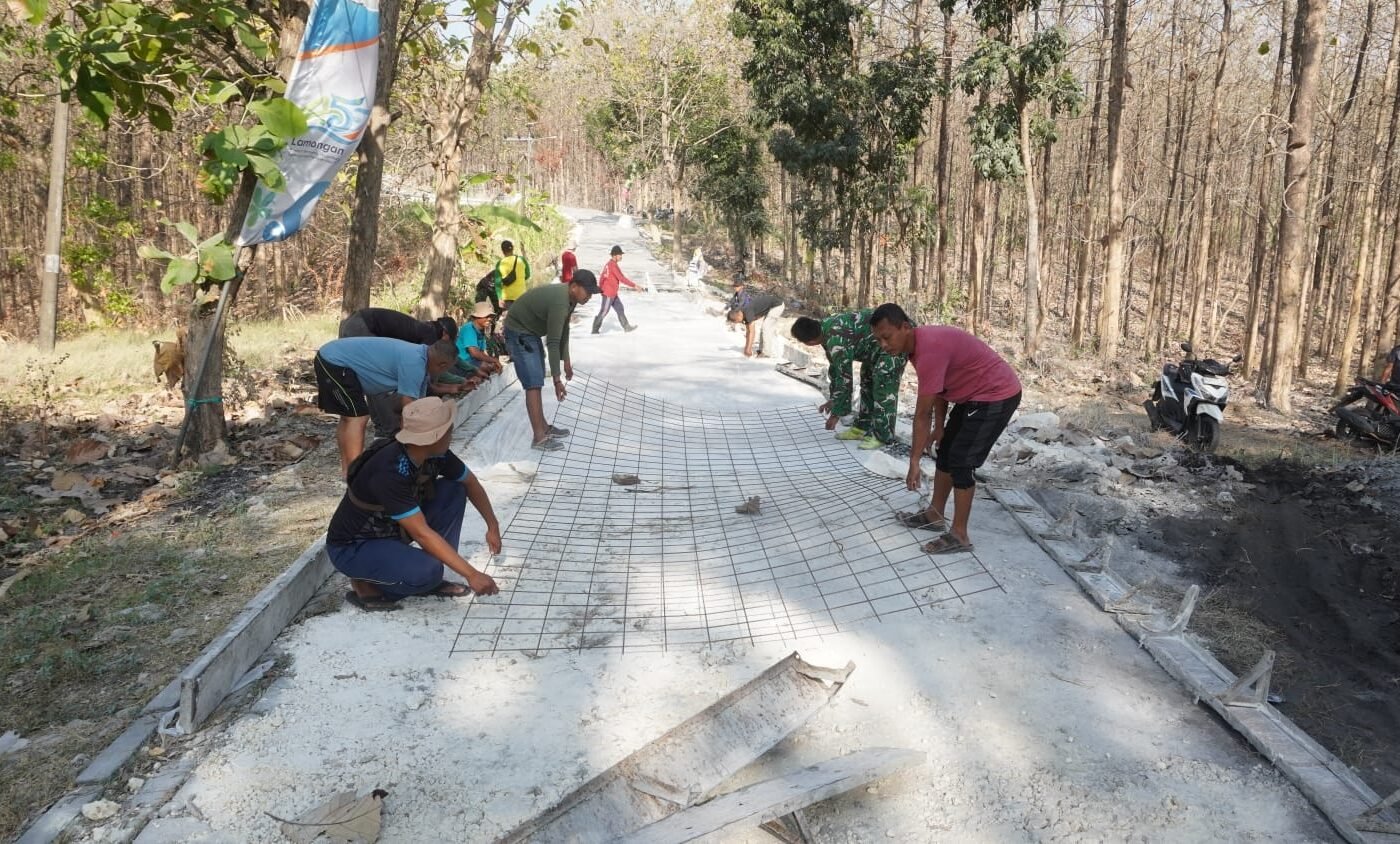Kerjasama Masyarakat dan TNI dalam Proyek Jalan di Desa Tlemang