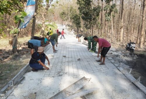 Kerjasama Masyarakat dan TNI dalam Proyek Jalan di Desa Tlemang