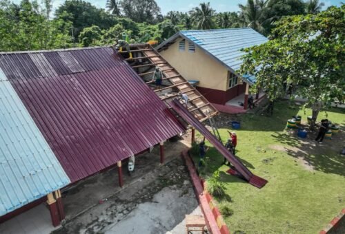 Kolaborasi Penuh Semangat, Satgas TMMD dan Warga Pasang Atap Sekolah
