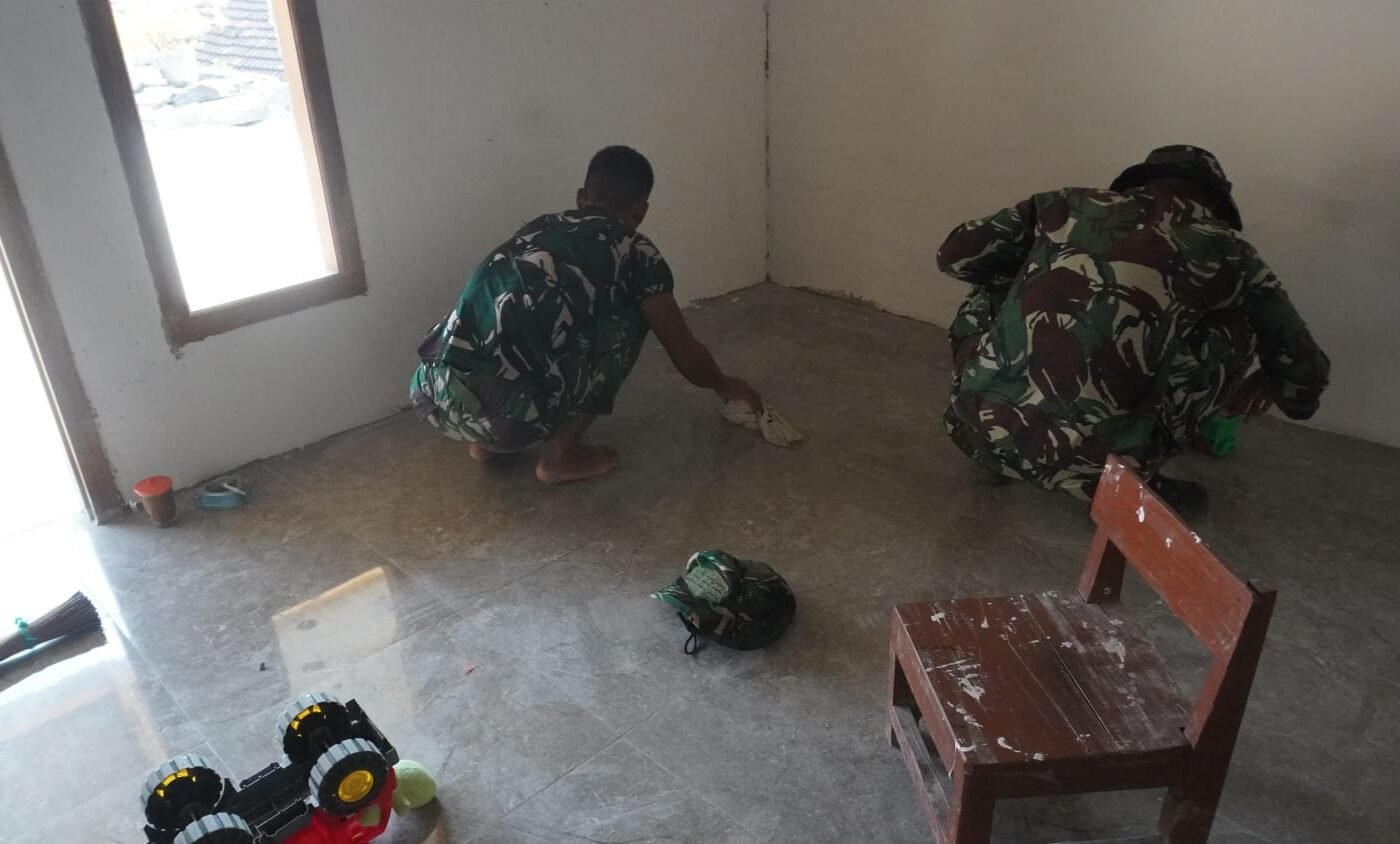 Detail Perawatan Rumah: Satgas TMMD Kodim 0812/Lamongan Bersihkan Sisa Cat di Lantai Keramik