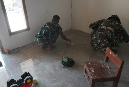 Detail Perawatan Rumah: Satgas TMMD Kodim 0812/Lamongan Bersihkan Sisa Cat di Lantai Keramik
