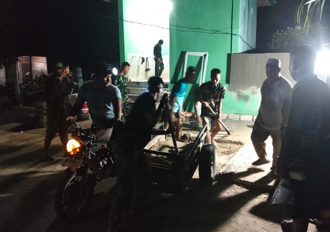 Dedikasi Tinggi, Satgas TMMD 129 Kodim 0313/KPR Terus Kerja Lembur Dalam Pembangunan MCK Masjid Nurul Ikhsan