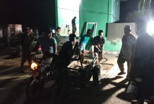 Dedikasi Tinggi, Satgas TMMD 129 Kodim 0313/KPR Terus Kerja Lembur Dalam Pembangunan MCK Masjid Nurul Ikhsan