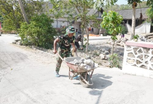 Kolaborasi untuk Kemajuan Desa: Satgas TMMD ke-129 Kodim 0812/Lamongan Percepat Pembangunan TPT dengan Arko
