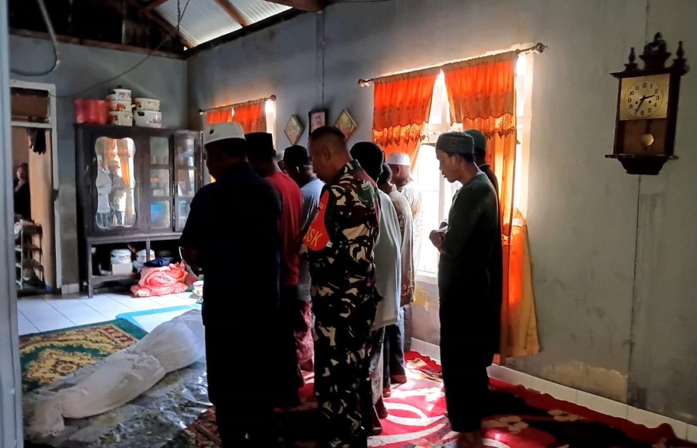Kehadiran TNI dalam Suasana Duka di Desa Umbele