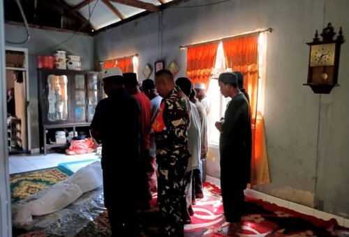 Kehadiran TNI dalam Suasana Duka di Desa Umbele