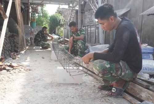 Mewujudkan Impian Masyarakat Tlemang, Satgas TMMD ke-129 Kodim 0812/Lamongan Mulai Pemasangan Tiang RTLH