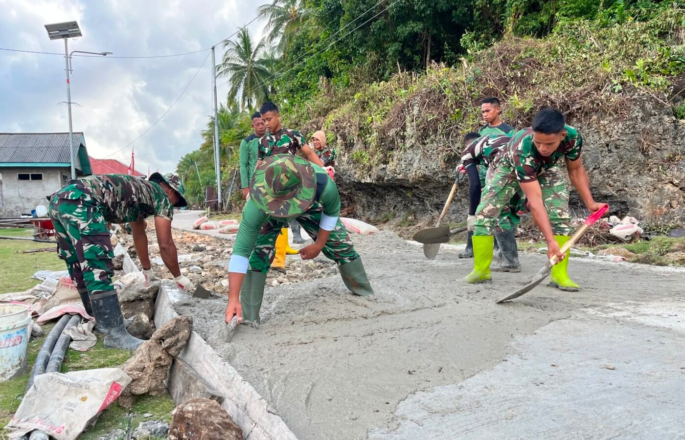 Semangat Berkelanjutan, Satgas TMMD Ke-129 Lanjutkan Pengecoran Jalan di Polewali