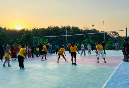 Keceriaan Sore di Lapangan Voli Baru: Emak-Emak dan Pemudi Bergembira di Desa Tlemang