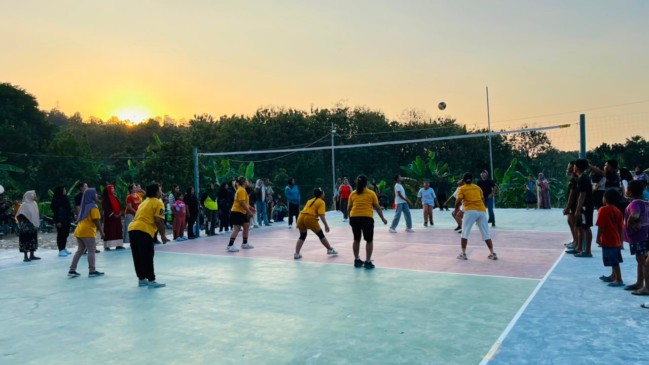 Keceriaan Sore di Lapangan Voli Baru: Emak-Emak dan Pemudi Bergembira di Desa Tlemang