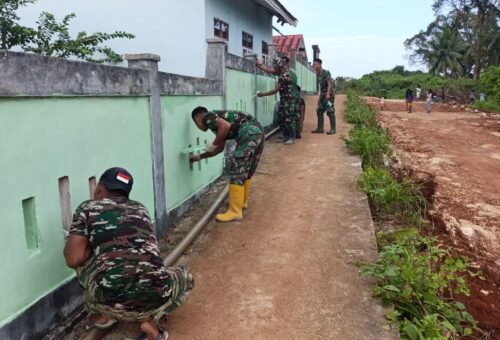 Perbaikan SD Negeri Polewali oleh Satgas TMMD Ke-129 Melalui Pengecatan Pagar Sekolah
