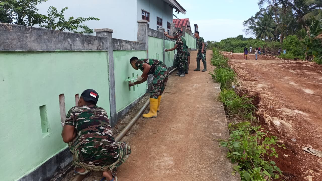 Perbaikan SD Negeri Polewali oleh Satgas TMMD Ke-129 Melalui Pengecatan Pagar Sekolah