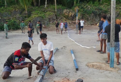 Kemeriahan Warga Desa Polewali dalam Menggunakan Fasilitas Olahraga dari Satgas TMMD Ke-129