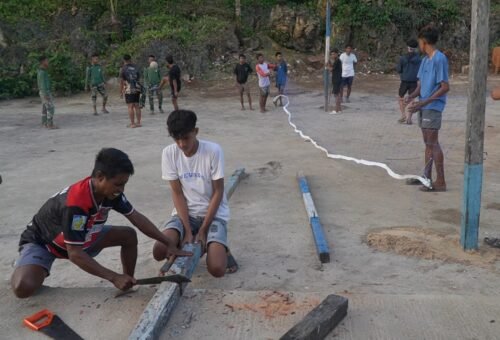 Masyarakat Desa Polewali Sambut Ceria Bantuan Olahraga dari Satgas TMMD Ke-129