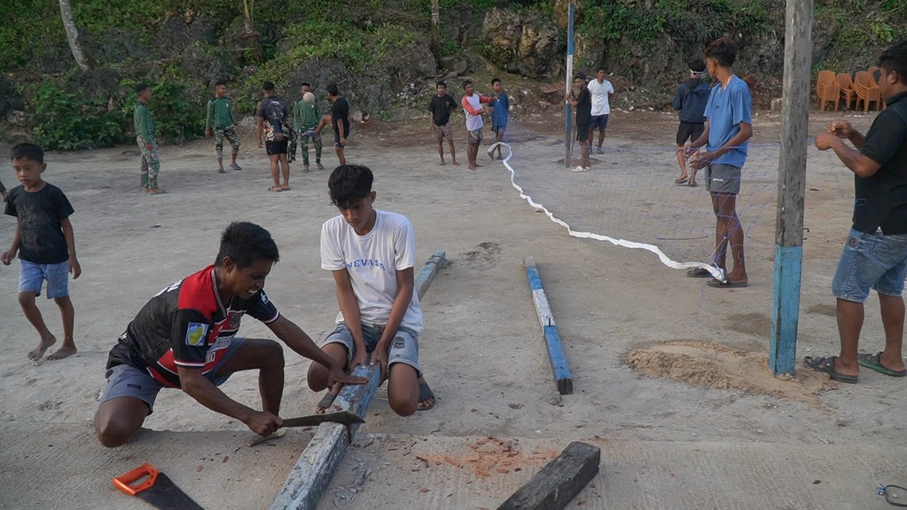 Masyarakat Desa Polewali Sambut Ceria Bantuan Olahraga dari Satgas TMMD Ke-129