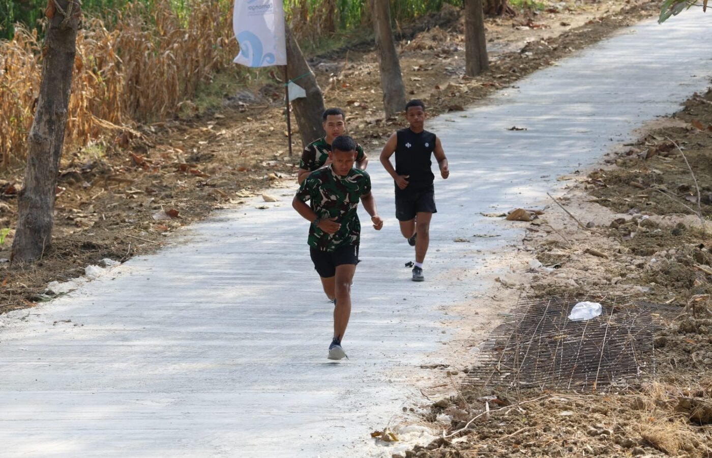 Kembangkan Kualitas Fisik, Anggota Satgas TMMD 129 Sempatkan Jogging Sore Setelah Bekerja
