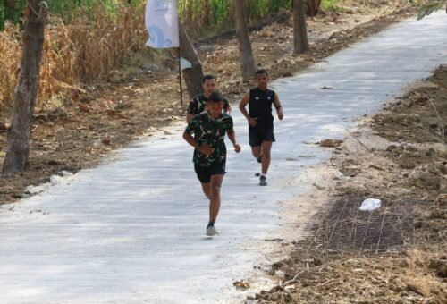 Kembangkan Kualitas Fisik, Anggota Satgas TMMD 129 Sempatkan Jogging Sore Setelah Bekerja
