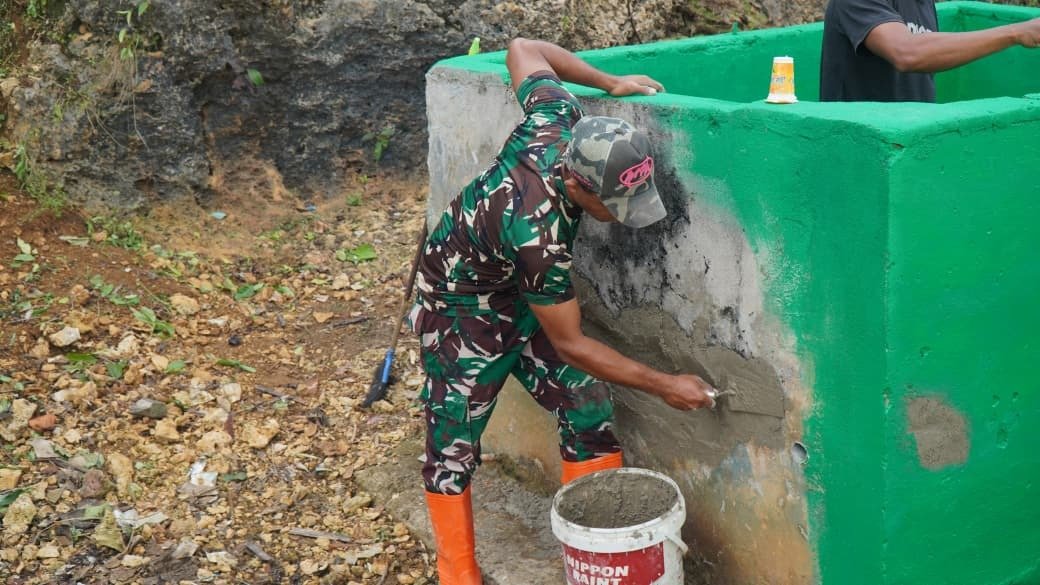 Pembersihan Lingkungan di Desa Umbele oleh Satgas TMMD Ke-129