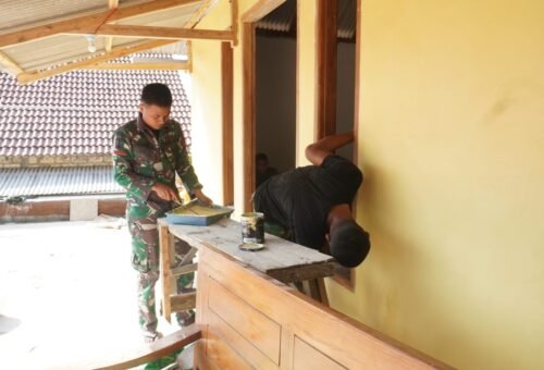 Transformasi Rumah: Satgas TMMD ke-129 Kodim 0812/Lamongan Mengubah Hunian Ibu Kemi