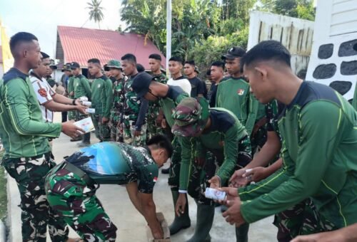Pentingnya Kesehatan Personel, Komandan Satgas TMMD Ke-129 Aksi Nyata dengan Pembagian Suplemen dan Masker