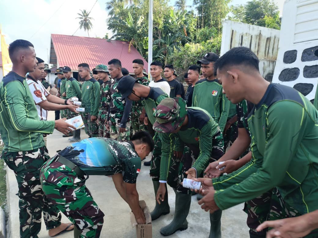 Pentingnya Kesehatan Personel, Komandan Satgas TMMD Ke-129 Aksi Nyata dengan Pembagian Suplemen dan Masker