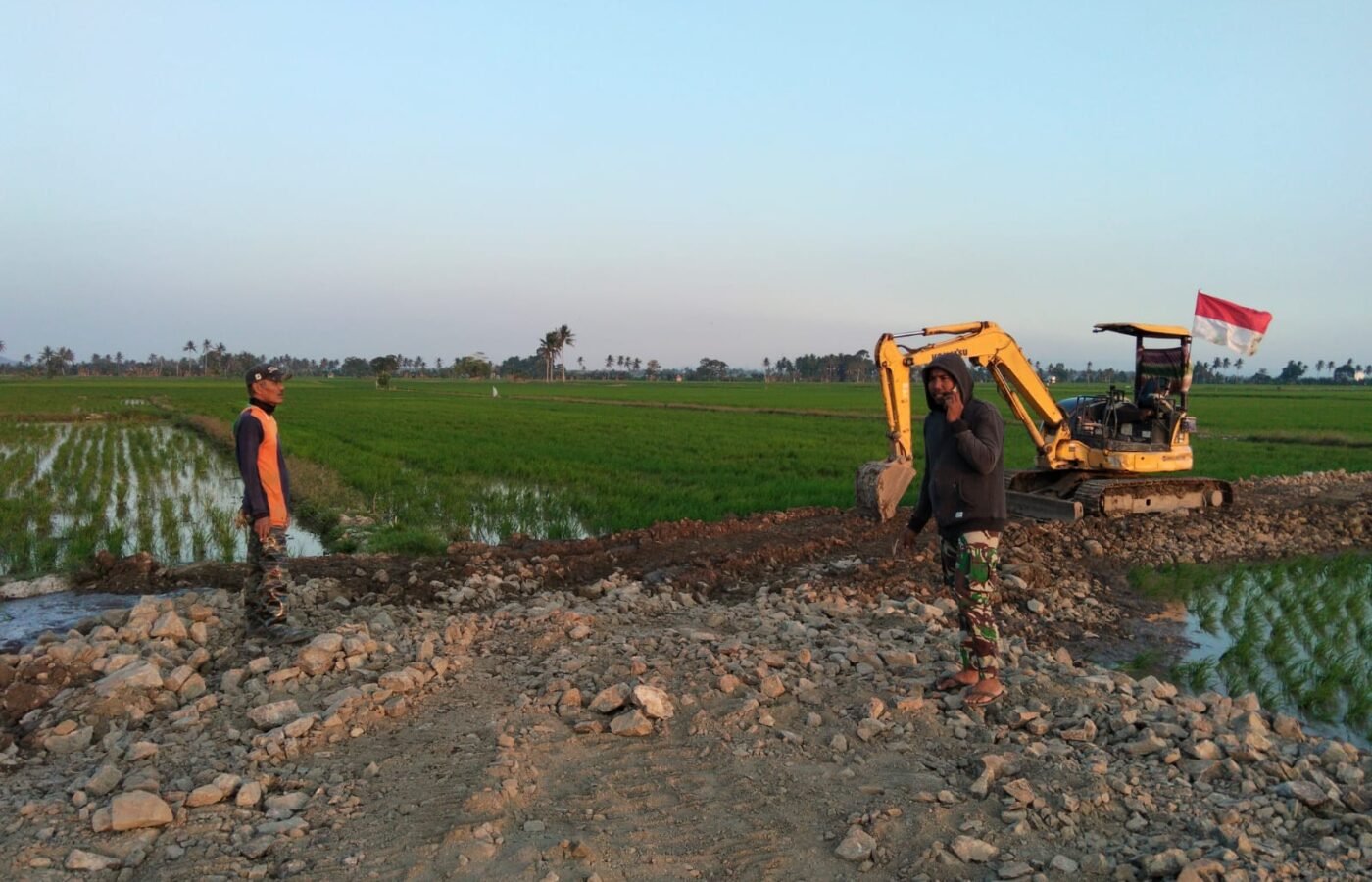 Excavator Berkibar Merah Putih, Simbol Semangat di TMMD Ke-129 Kodim 1404/Pinrang