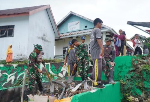 Kegiatan Bersih-Bersih Satgas TMMD dan Warga di Desa Umbele