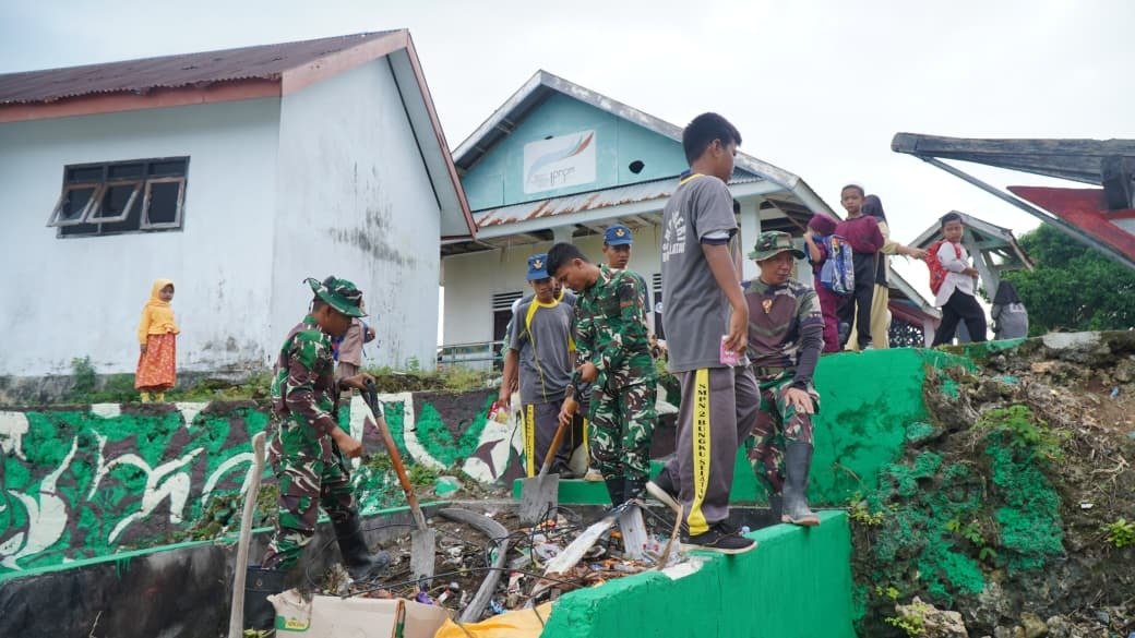 Kegiatan Bersih-Bersih Satgas TMMD dan Warga di Desa Umbele