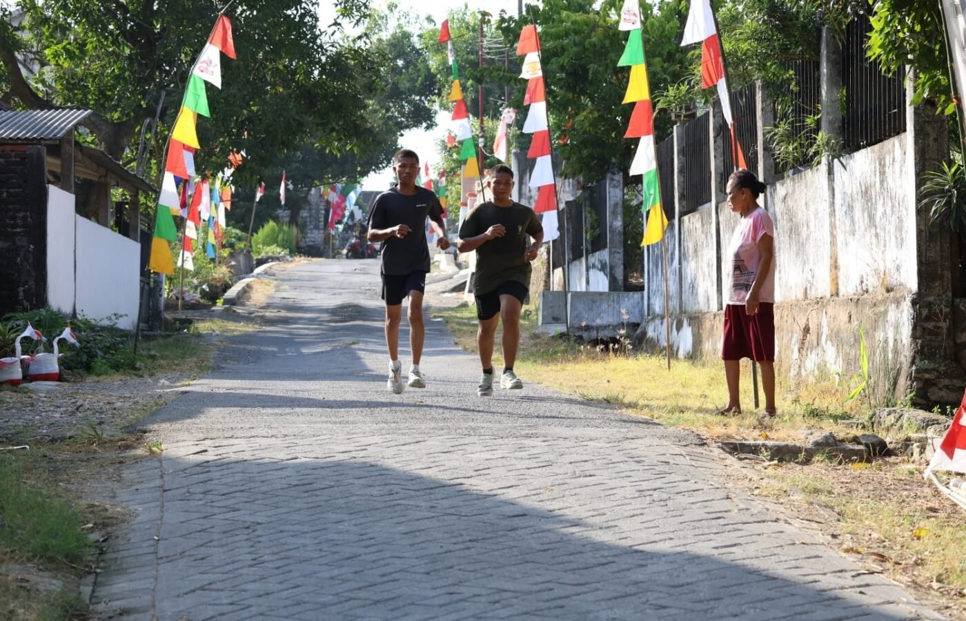 Prajurit Satgas TMMD ke-129 Kodim 0812/Lamongan Tingkatkan Kebugaran Melalui Jogging Sore