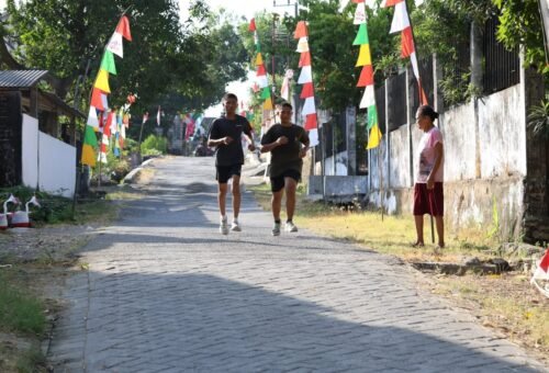 Prajurit Satgas TMMD ke-129 Kodim 0812/Lamongan Tingkatkan Kebugaran Melalui Jogging Sore