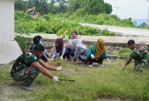 Semangat Ibu-Ibu PKK Desa Umbele Dalam Aksi Bersih Lingkungan Bersama Satgas TMMD Ke-129