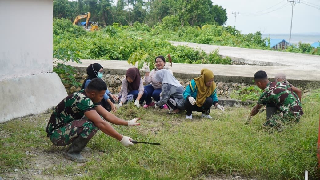 Semangat Ibu-Ibu PKK Desa Umbele Dalam Aksi Bersih Lingkungan Bersama Satgas TMMD Ke-129