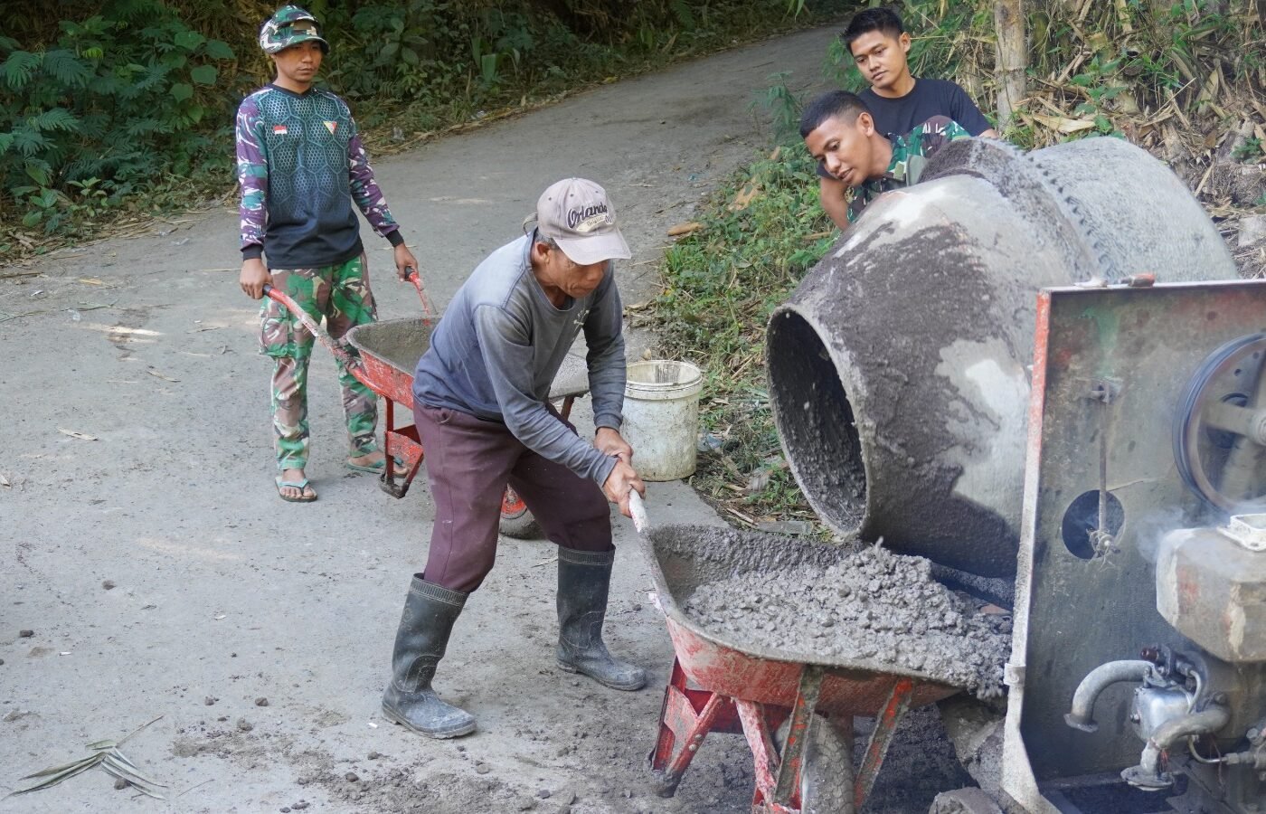 Kolaborasi TNI dan Masyarakat Percepat Proyek Rabat Beton TMMD Ke-129