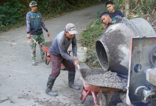 Kolaborasi TNI dan Masyarakat Percepat Proyek Rabat Beton TMMD Ke-129