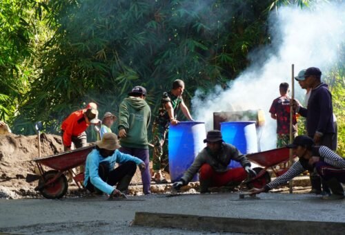 Kerjasama Satgas TMMD dan Warga Mempercepat Proses Pembangunan Jalan Beton