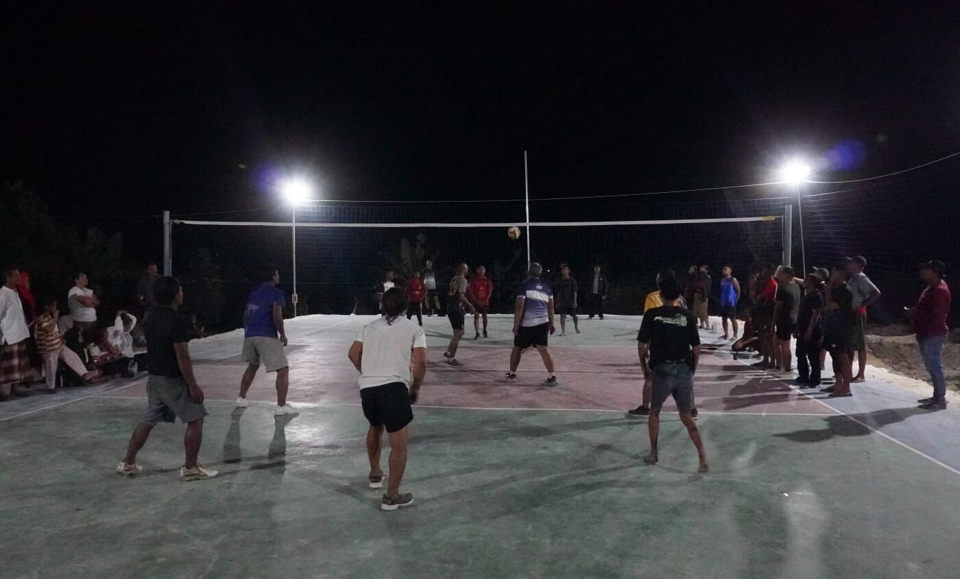Satu Langkah Maju, Satgas TMMD 129 Kodim 0812/Lamongan dan Karang Taruna Tlemang Rayakan Lapangan Voli Baru