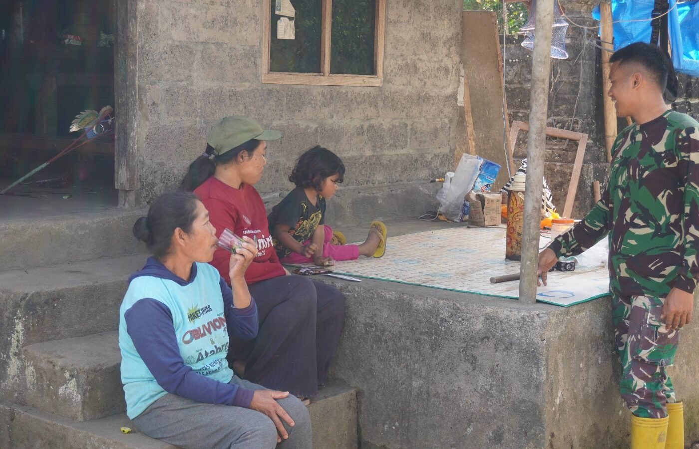 Kedekatan Personel Satgas TMMD dan Ibu-Ibu Sekardadi Perkuat Tali Persaudaraan