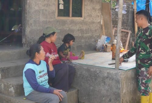 Kedekatan Personel Satgas TMMD dan Ibu-Ibu Sekardadi Perkuat Tali Persaudaraan