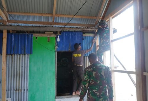 Kerja Sama TNI, Polri, dan Masyarakat dalam Renovasi RTLH Ibu Syamsiah di Desa Umbele