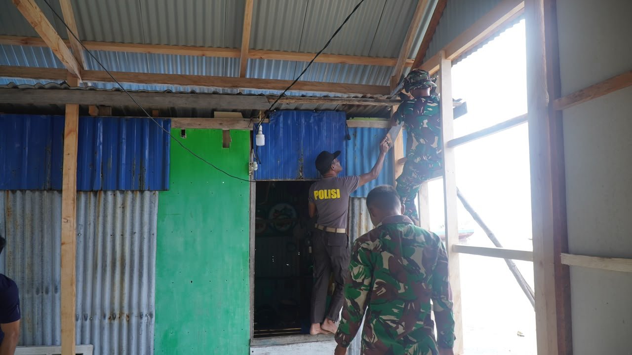 Kerja Sama TNI, Polri, dan Masyarakat dalam Renovasi RTLH Ibu Syamsiah di Desa Umbele