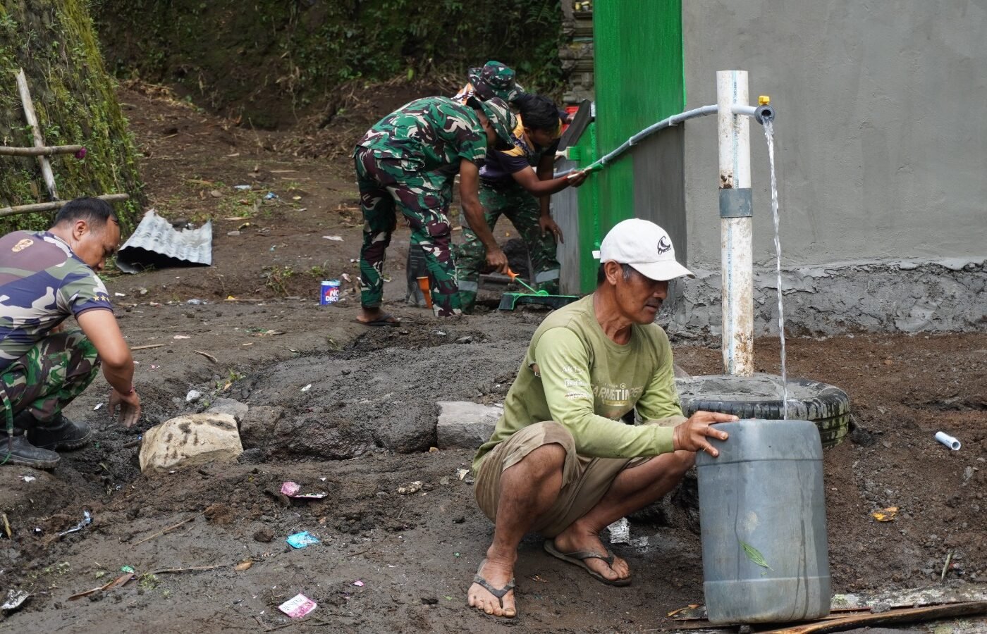 Kedekatan Personel Satgas TMMD dengan Ibu-Ibu Desa Sekardadi Meningkatkan Semangat Kebersamaan