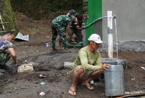 Kedekatan Personel Satgas TMMD dengan Ibu-Ibu Desa Sekardadi Meningkatkan Semangat Kebersamaan